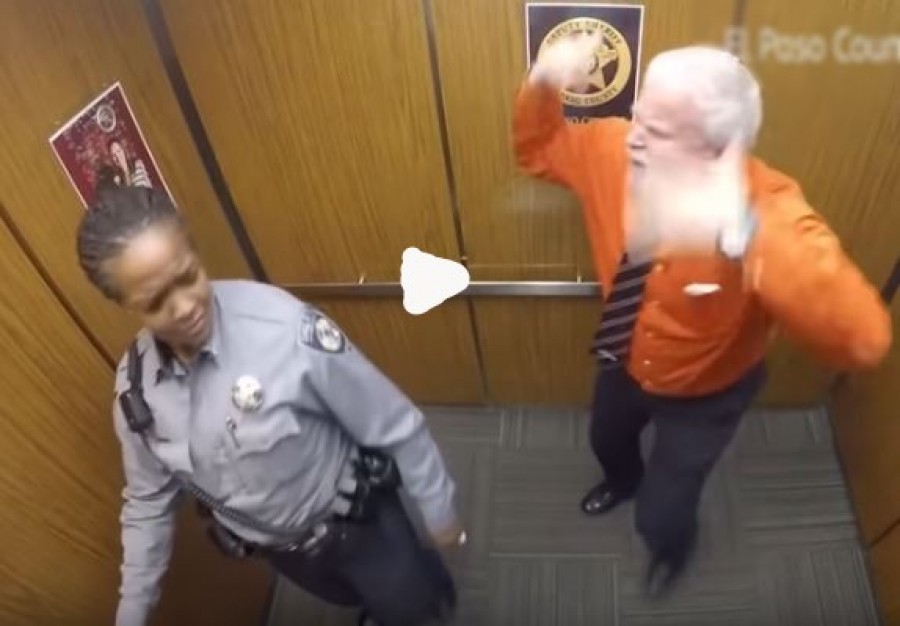Kettesben volt a liftben két rendőr - mindent rögzített a kamera